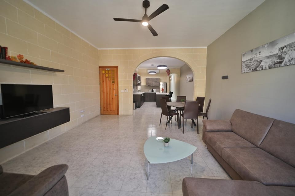 Hot Tub With View, Stylish 3BR, Heart of Ghajnsielem Apartment in Malta