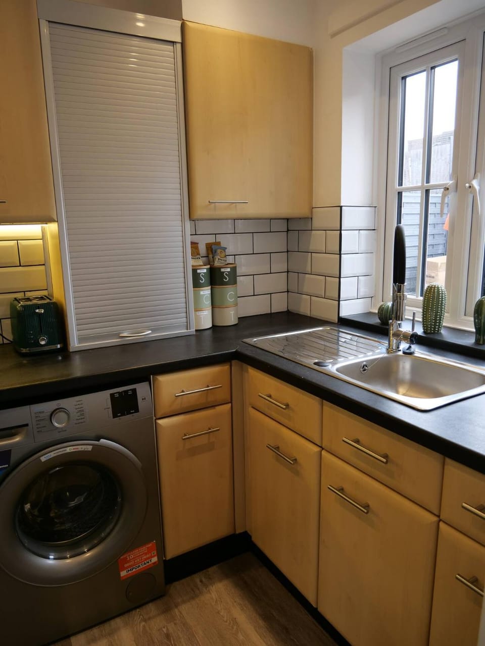 Kitchen or kitchenette, washing machine