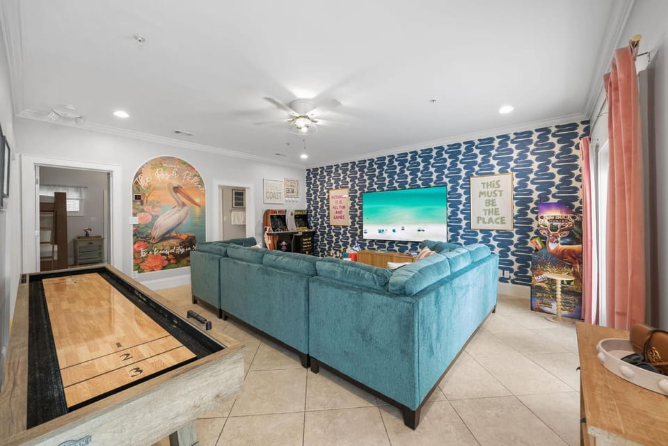 Communal lounge/ TV room, Game Room, TV and multimedia, Photo of the whole room, Seating area, Entertainment
