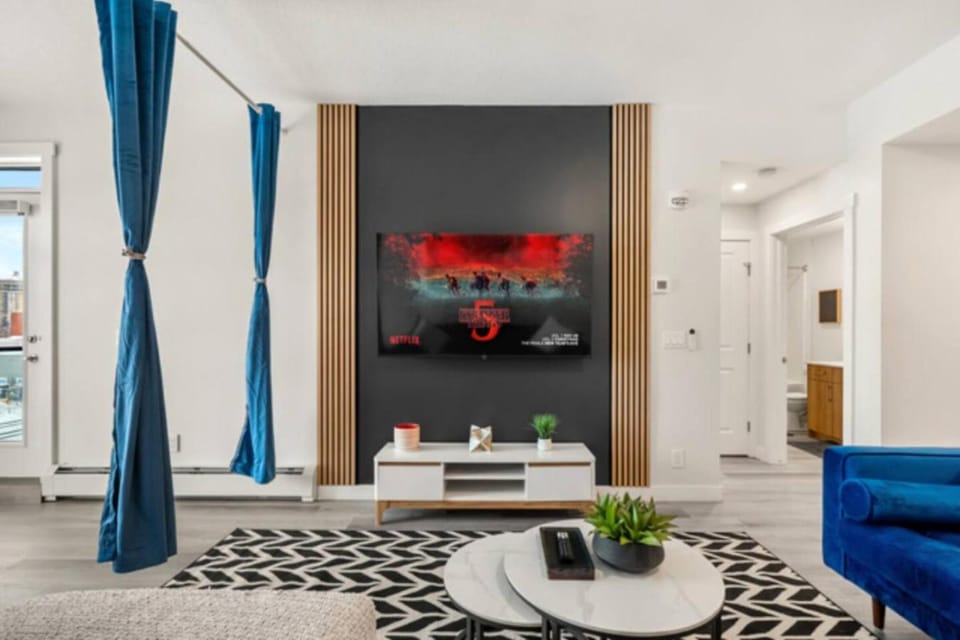 Lux Downtown Urban Escape Gym Free Parking Apartment in Calgary