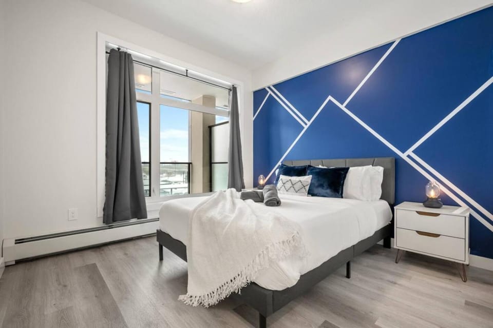 Lux Downtown Urban Escape Gym Free Parking Apartment in Calgary