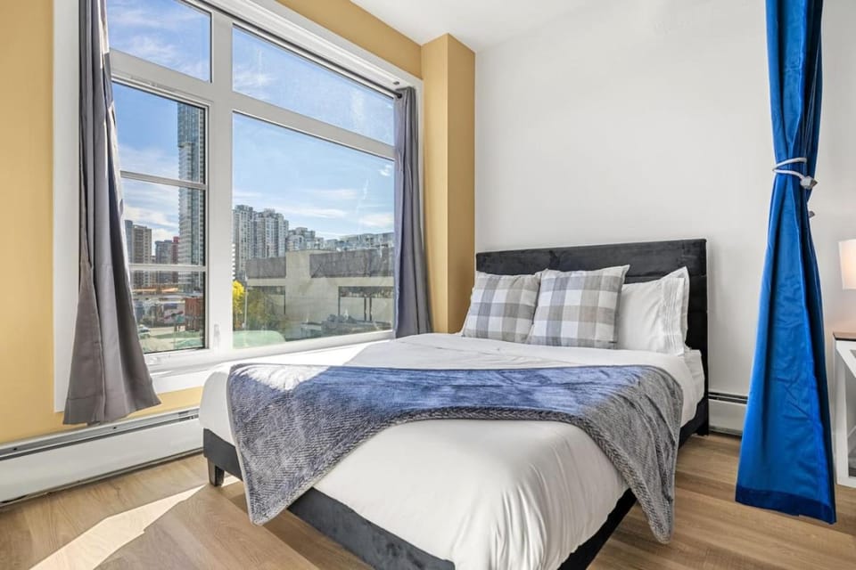 Downtown Calgary Gem with Tower Views Apartment in Calgary