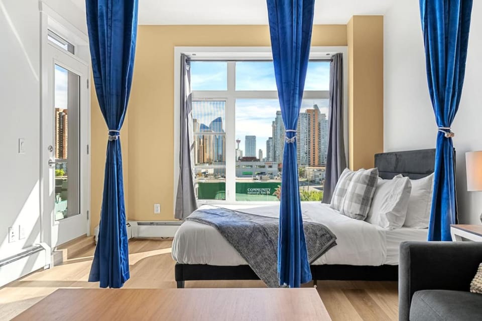 Downtown Calgary Gem with Tower Views Apartment in Calgary