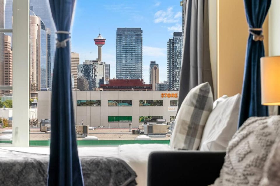 Downtown Calgary Gem with Tower Views Apartment in Calgary