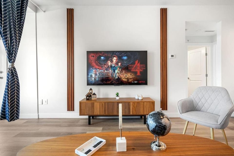 Luxe Downtown Haven with 2 Free Parking Apartment in Calgary