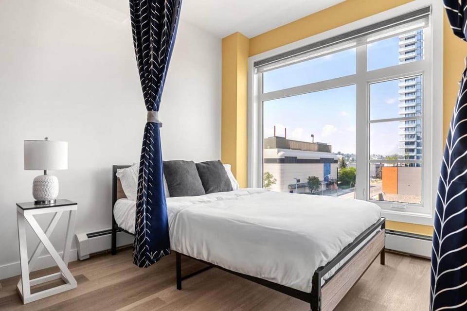 Luxe Downtown Haven with 2 Free Parking Apartment in Calgary