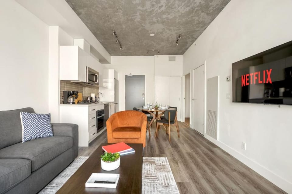 Luxe Downtown Hideout with Skyline Views Apartment in Calgary