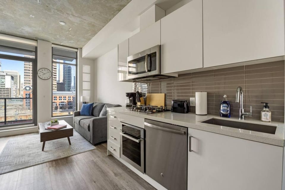 Luxe Downtown Hideout with Skyline Views Apartment in Calgary