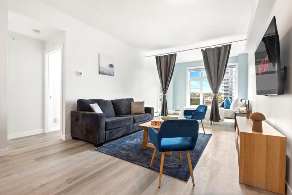 Luxe Downtown Retreat with 2 Free Parking Apartment in Calgary