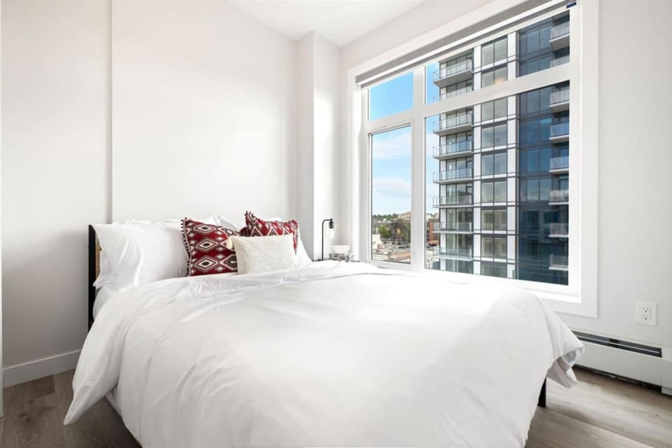 Luxe Downtown Retreat with 2 Free Parking Apartment in Calgary