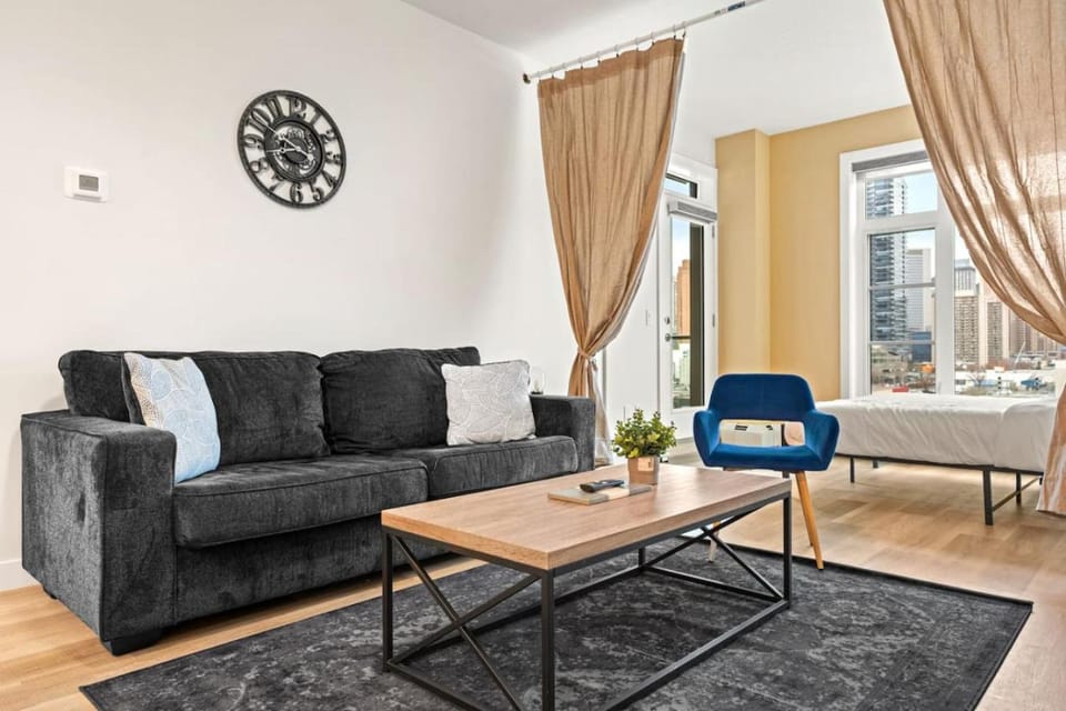Luxe Downtown Getaway with 2 Free Parking Apartment in Calgary