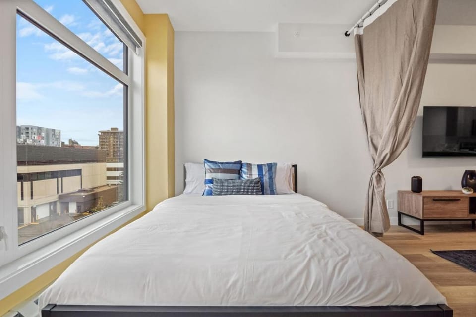 Luxe Downtown Getaway with 2 Free Parking Apartment in Calgary