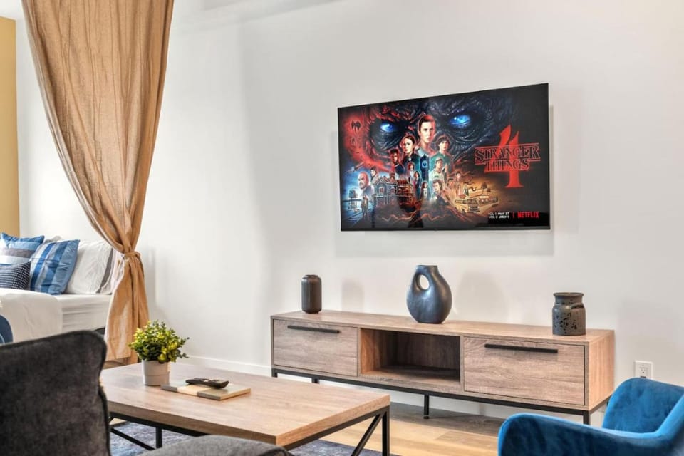 Luxe Downtown Getaway with 2 Free Parking Apartment in Calgary