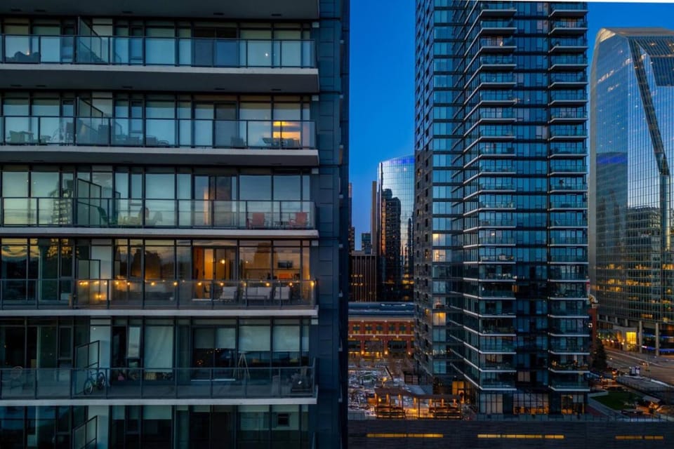 Modern Rustic Charm Tower Views Pool and Gym) Apartment in Calgary