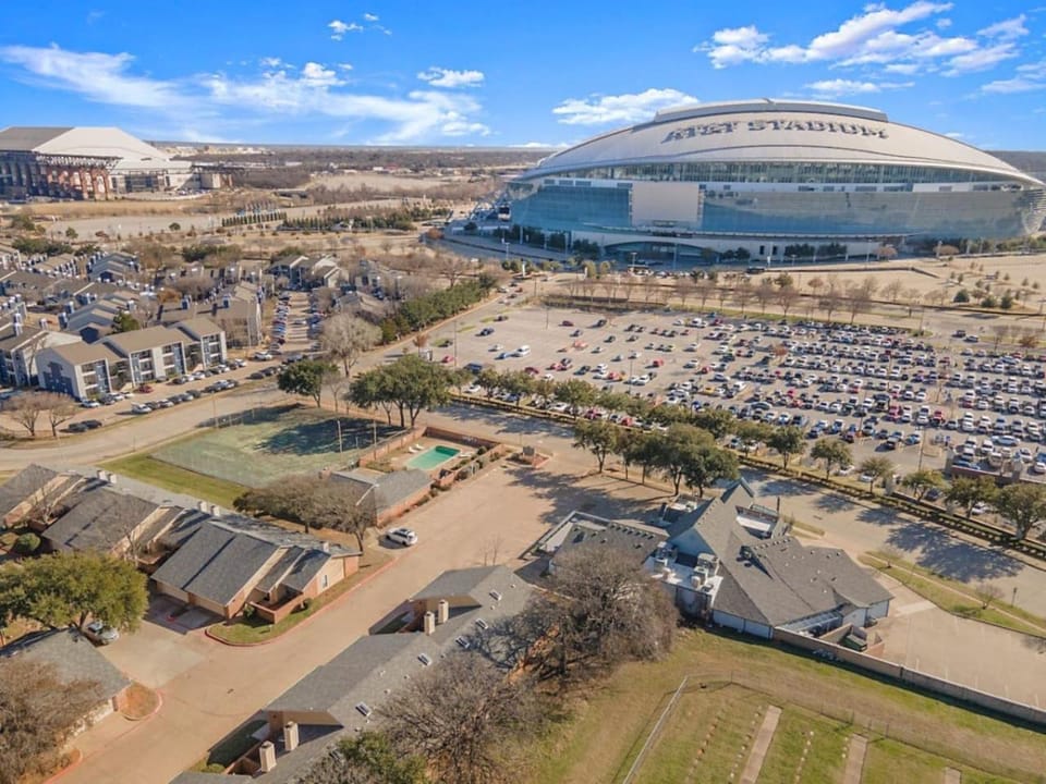 ATT Stadium Steps Away House in Arlington