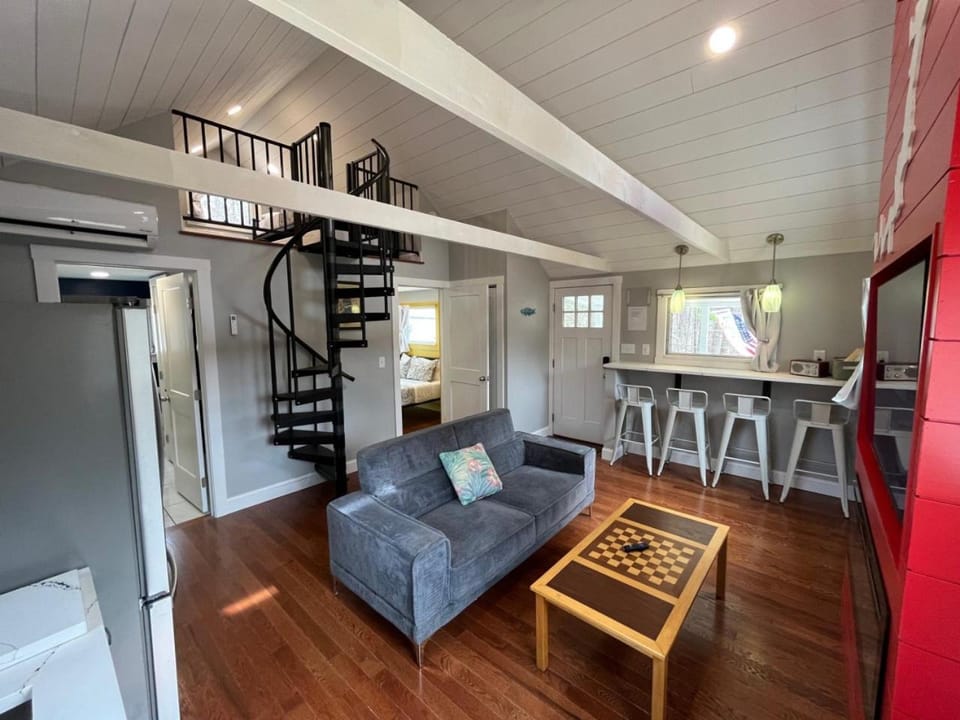 Wally’s Matchbox |New|Hot Tub|Fire Pit|Close 2 All Country House in Lake Wallenpaupack