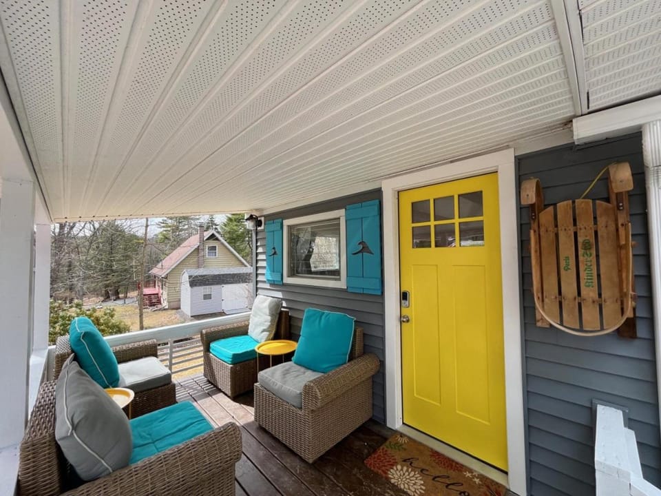 Wally’s Matchbox |New|Hot Tub|Fire Pit|Close 2 All Country House in Lake Wallenpaupack