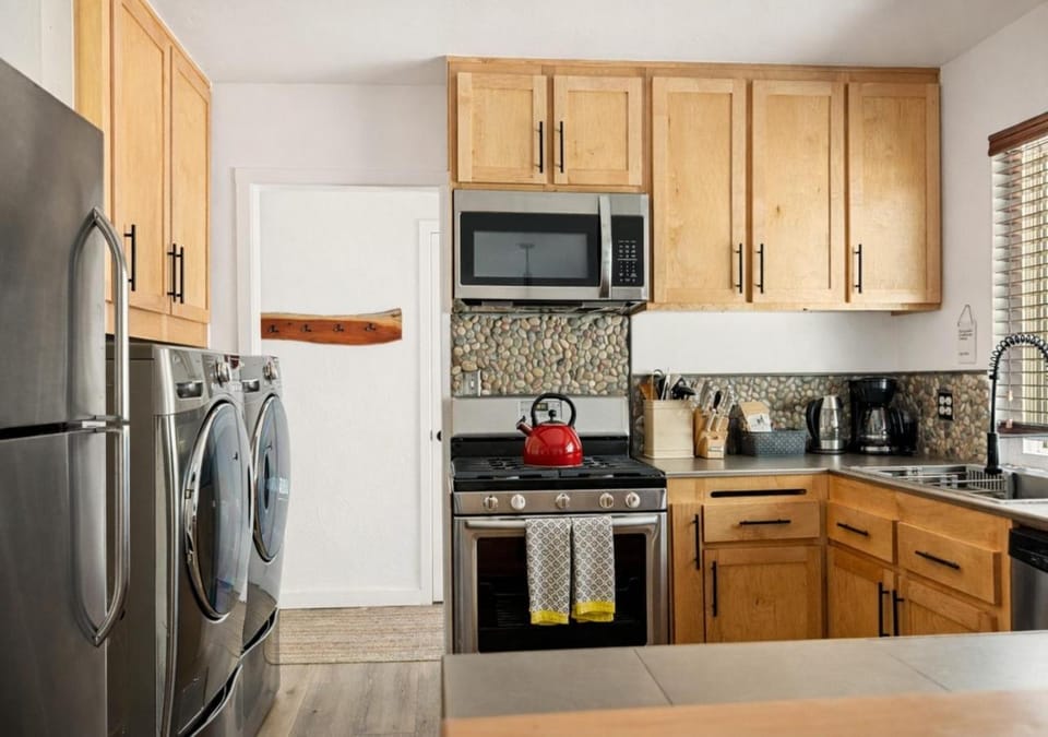 Kitchen or kitchenette, oven, stove, washing machine