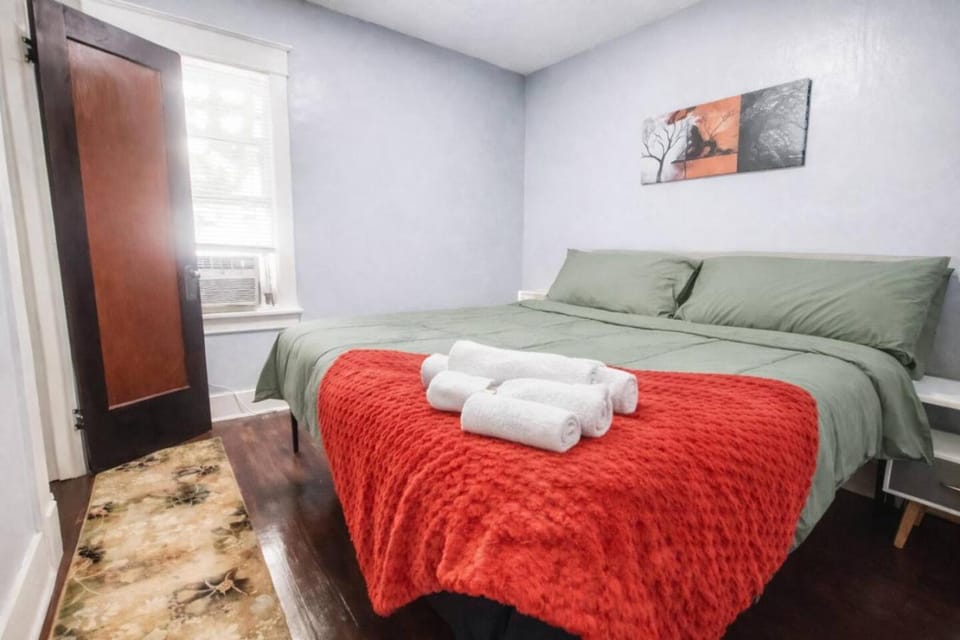 Luxe Stay Near Airport and Downtown Apartment in Cheektowaga