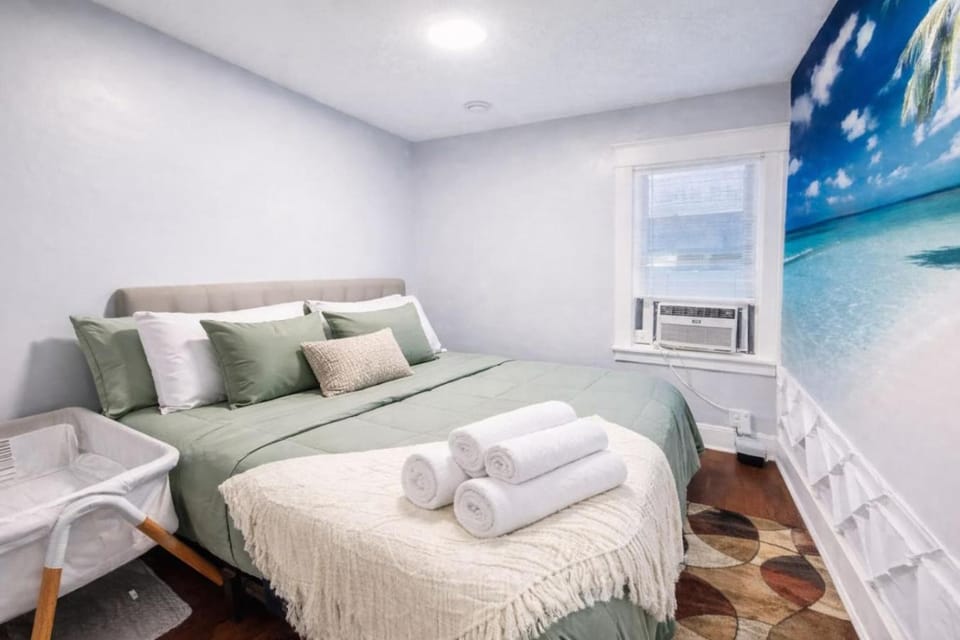 Luxe Stay Near Airport and Downtown Apartment in Cheektowaga