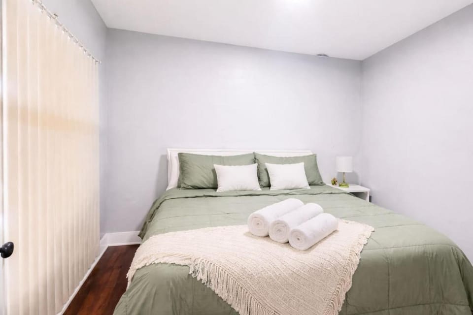 Luxe Stay Near Airport and Downtown Apartment in Cheektowaga