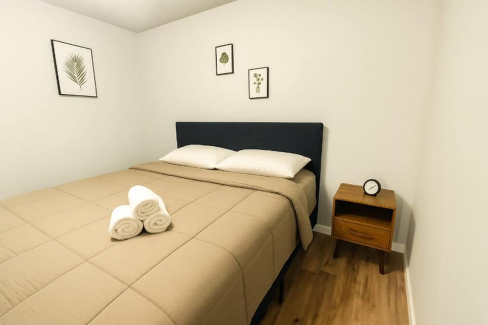 Luxury Falls Retreat 5BR With Free EV Apartment in Niagara Falls