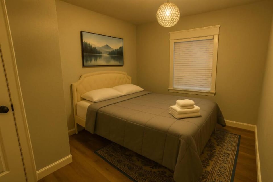 Luxury Falls Retreat 5BR With Free EV Apartment in Niagara Falls