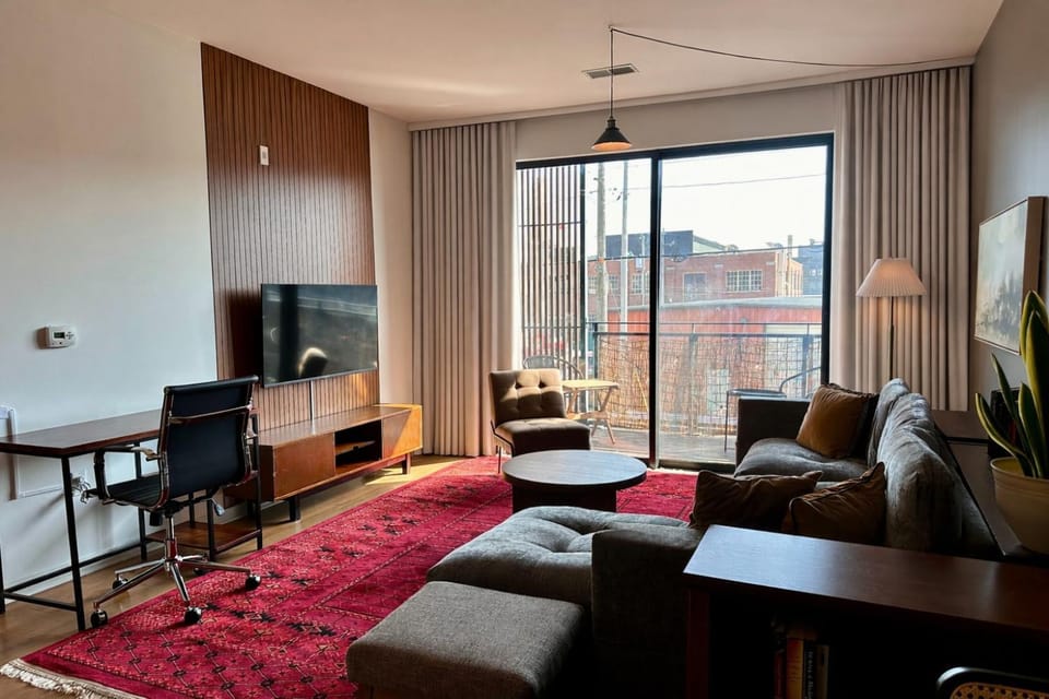 Walker's Point Designer 2BR · Prime Location with Balcony and Gym · Sleeps 6 Apartment in Milwaukee