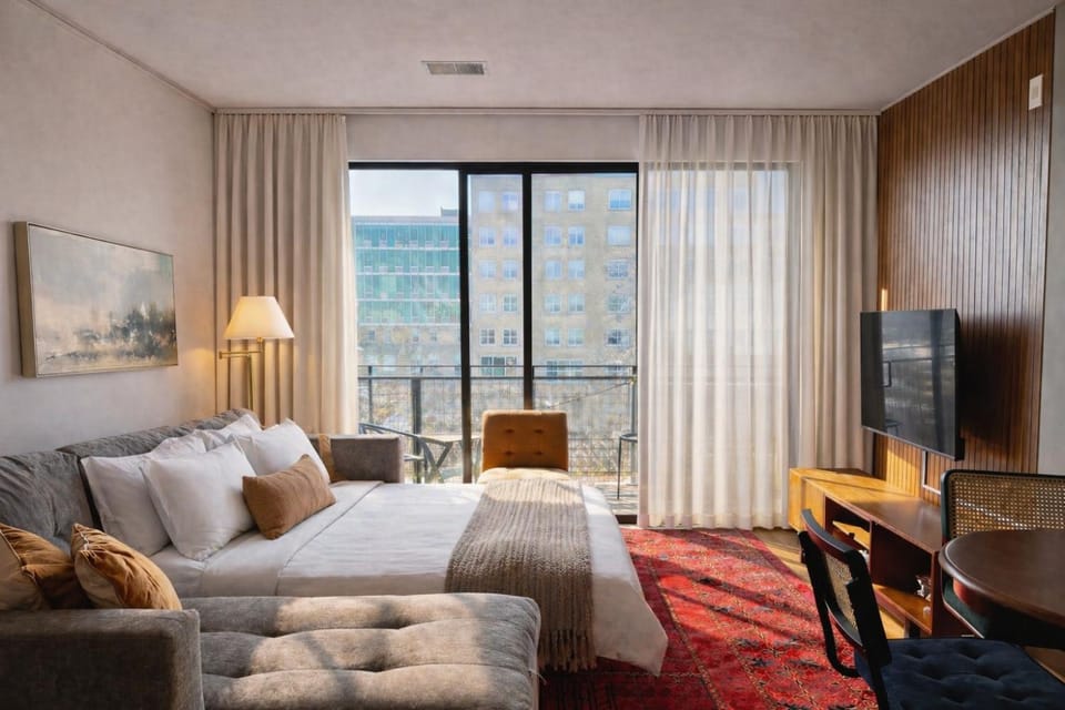 Walker's Point Designer 2BR · Prime Location with Balcony and Gym · Sleeps 6 Apartment in Milwaukee