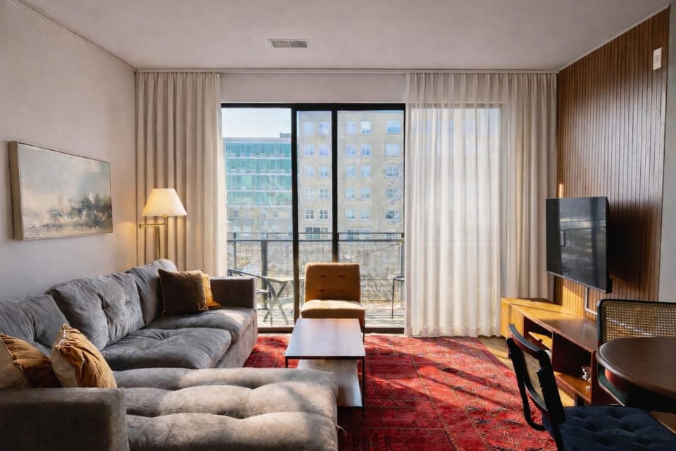 Walker's Point Designer 2BR · Prime Location with Balcony and Gym · Sleeps 6 Apartment in Milwaukee