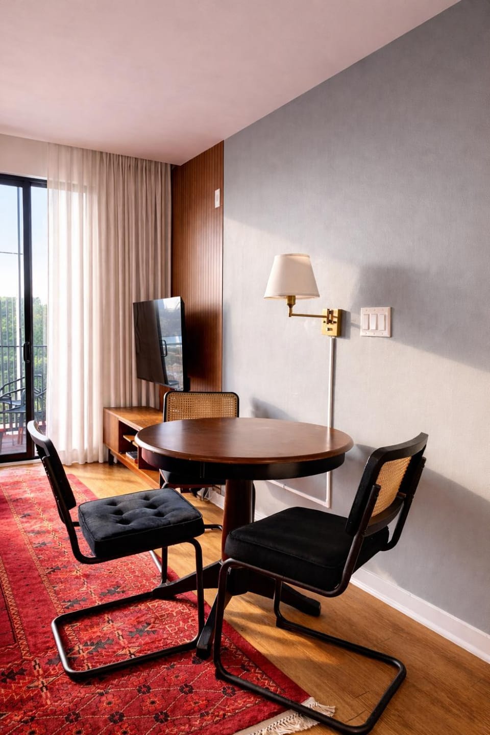 Walker's Point Designer 2BR · Prime Location with Balcony and Gym · Sleeps 6 Apartment in Milwaukee
