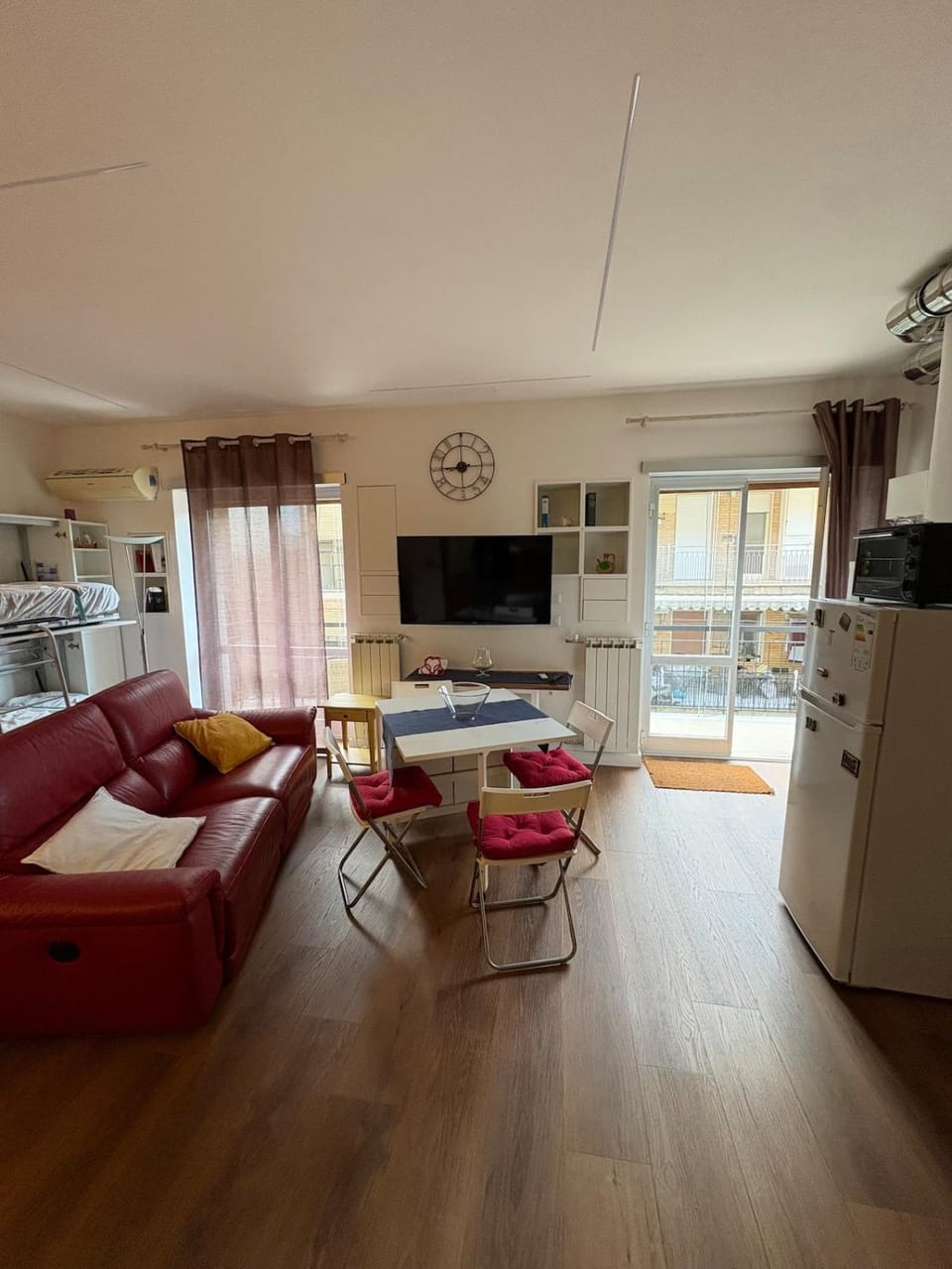 TV and multimedia, Living room, Seating area, Dining area