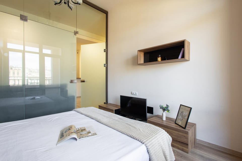Bed, TV and multimedia, Photo of the whole room, Bedroom, air conditioner