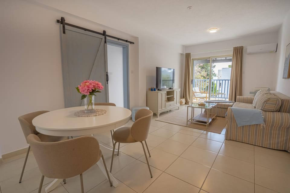Communal lounge/ TV room, TV and multimedia, Living room, Seating area, Dining area, Evening entertainment