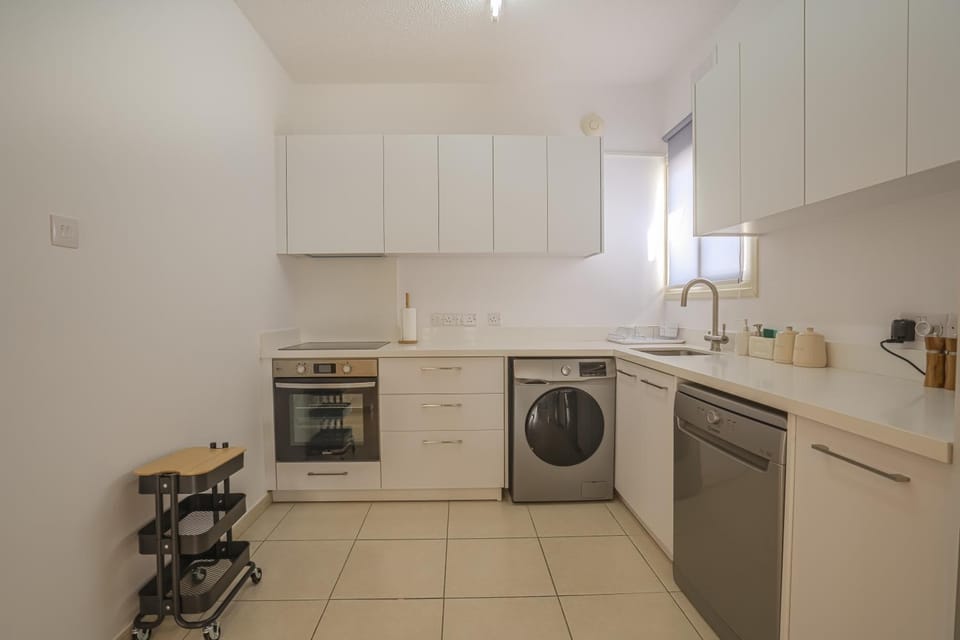 Kitchen or kitchenette, stove, washing machine