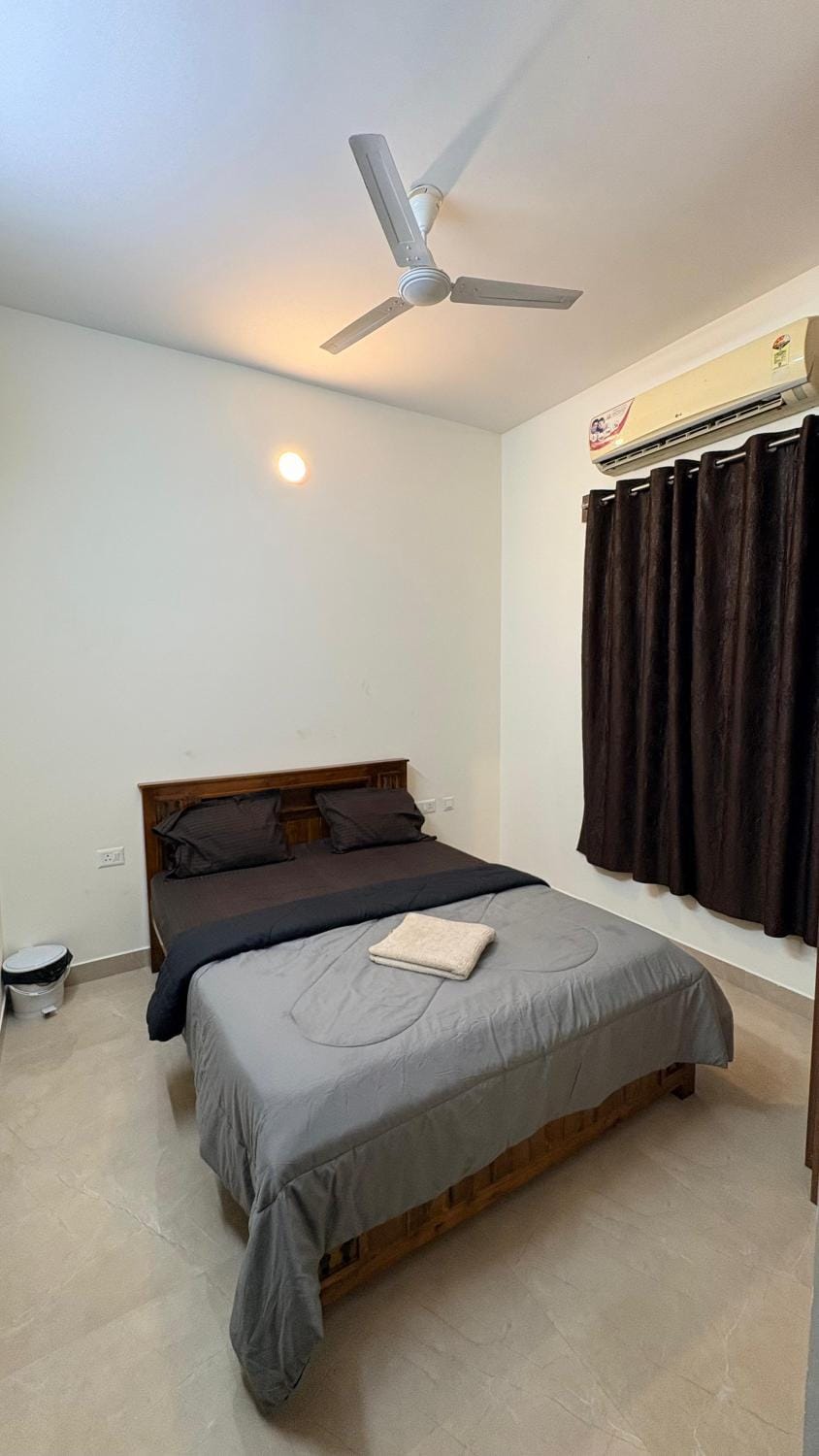 Restaurant/places to eat, Restaurant/places to eat, Bed, Photo of the whole room, Bedroom, fireplace