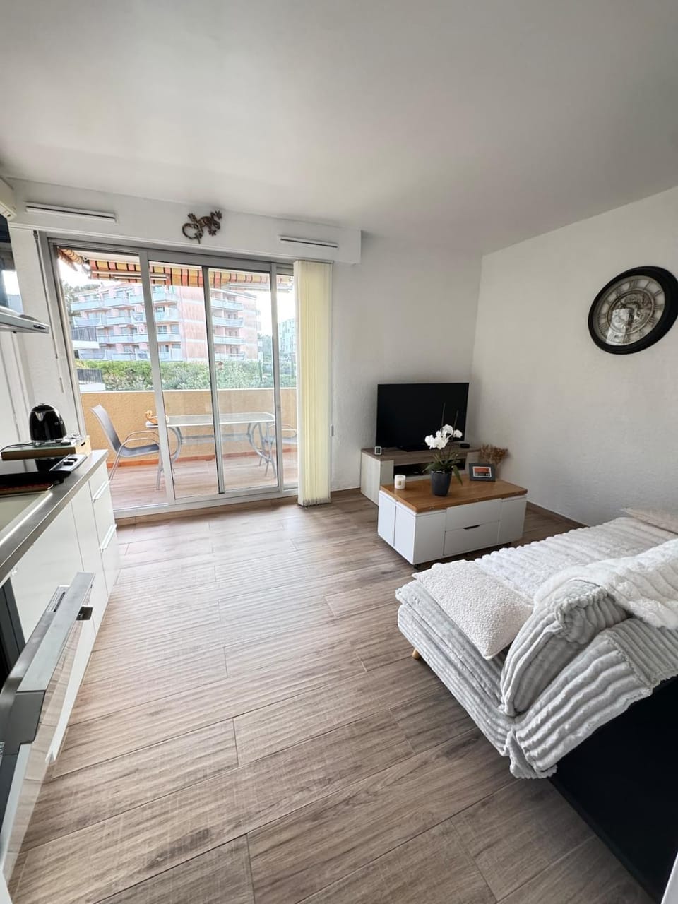 Kitchen or kitchenette, Living room