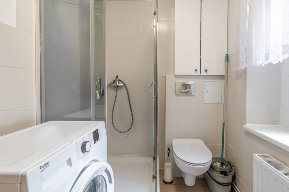 Shower, Toilet, Bathroom, towels, washing machine