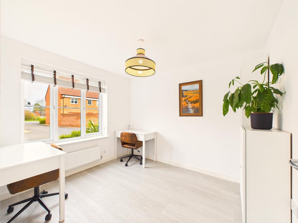 Modern 4-Bed Spacious Home with EV and Parking x3 House in Nottingham