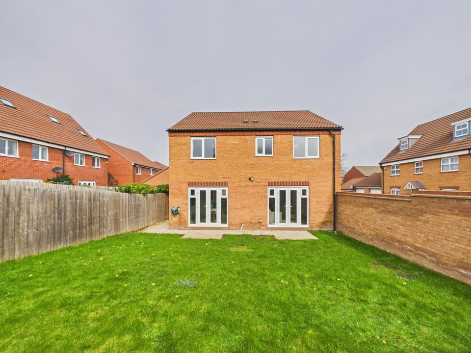 Modern 4-Bed Spacious Home with EV and Parking x3 House in Nottingham