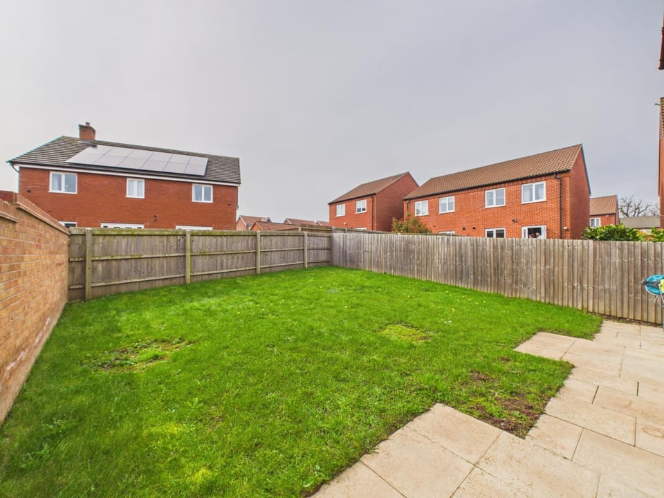 Modern 4-Bed Spacious Home with EV and Parking x3 House in Nottingham