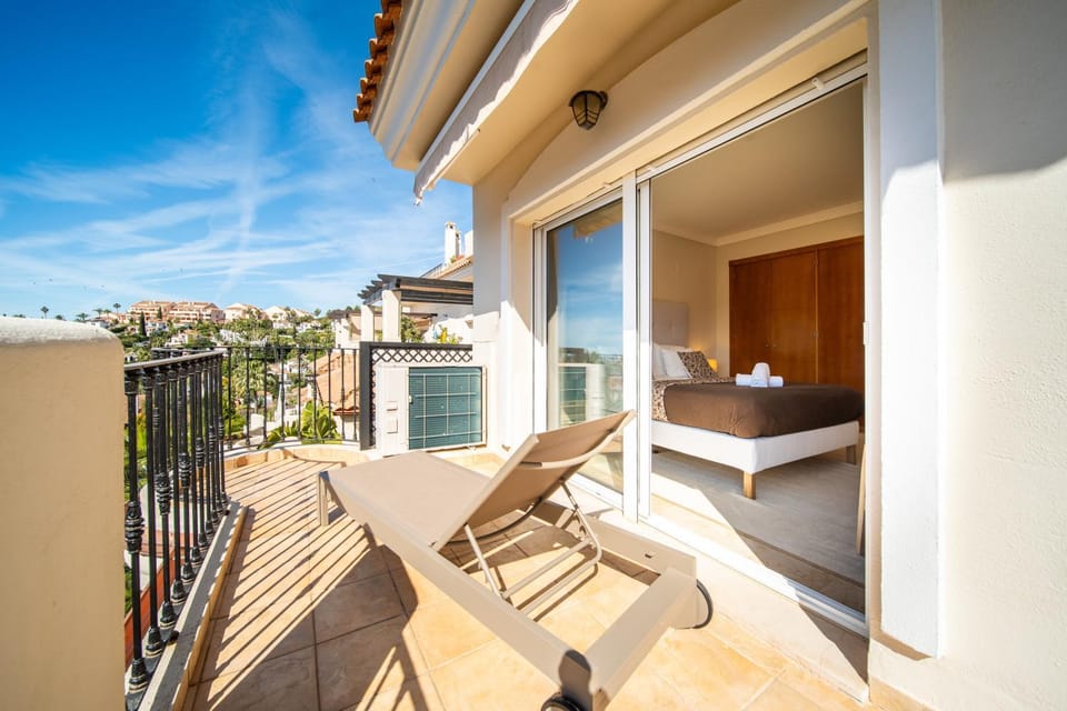 View (from property/room), Balcony/Terrace, sunbed