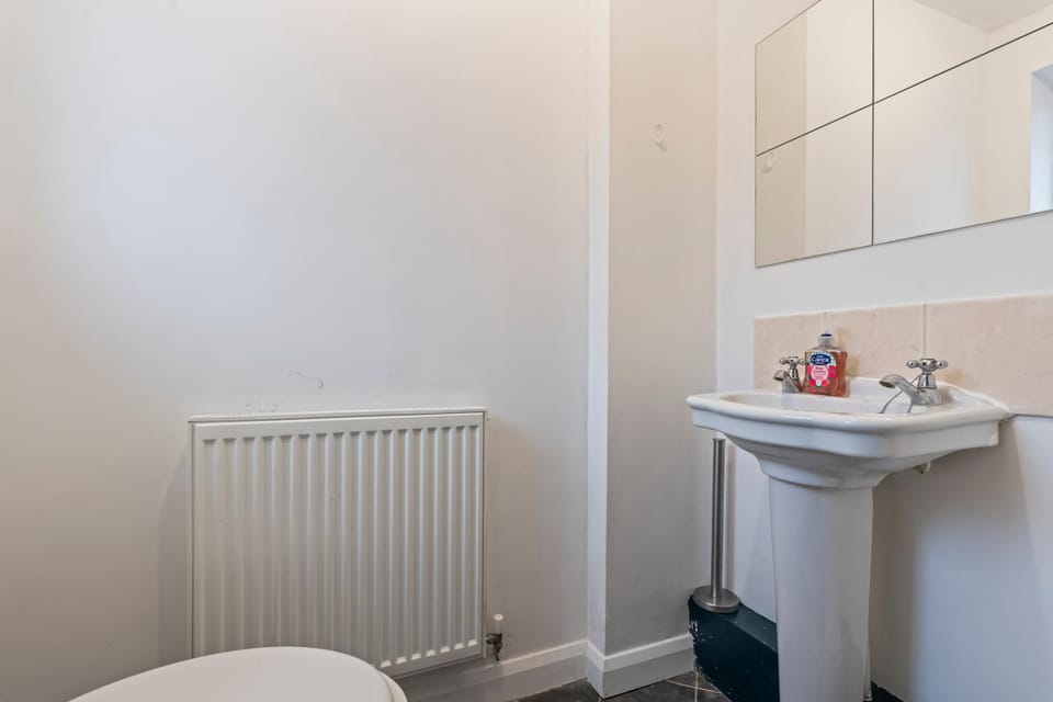 Modern Stay in Nuneaton with Free Parking House in North Warwickshire District
