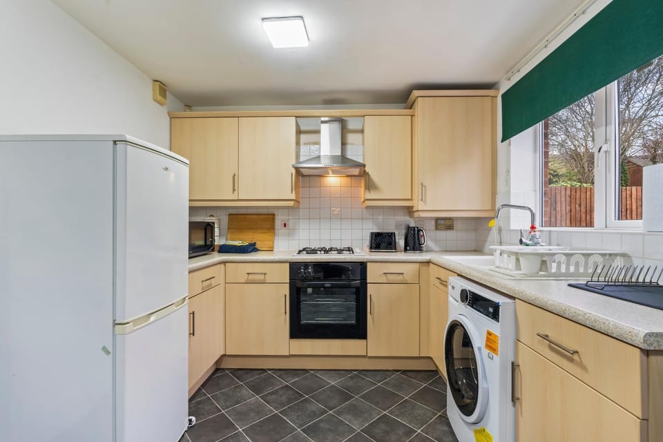 Modern Stay in Nuneaton with Free Parking House in North Warwickshire District