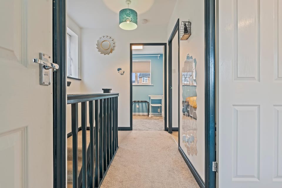Modern Stay in Nuneaton with Free Parking House in North Warwickshire District