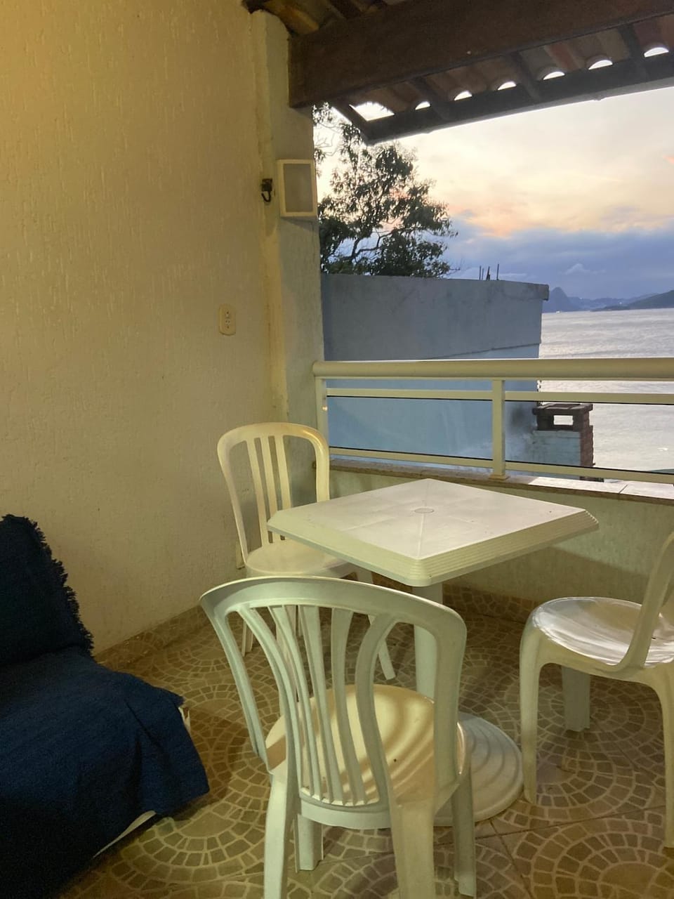 Quarto Feminino Praia de Itaipu Vacation rental in Niterói