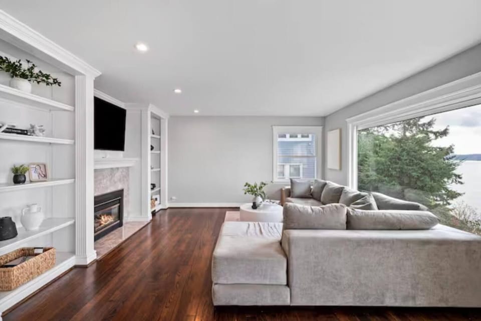 Dyane's Seaview Home By The Beach House in Seattle