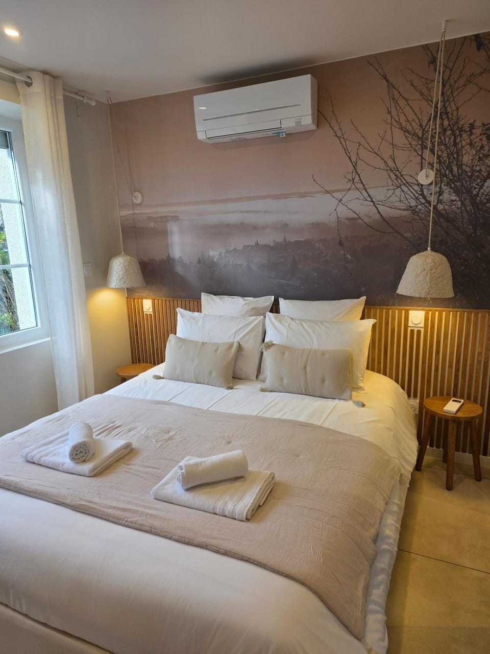 Bed, Bedroom, towels, air conditioner