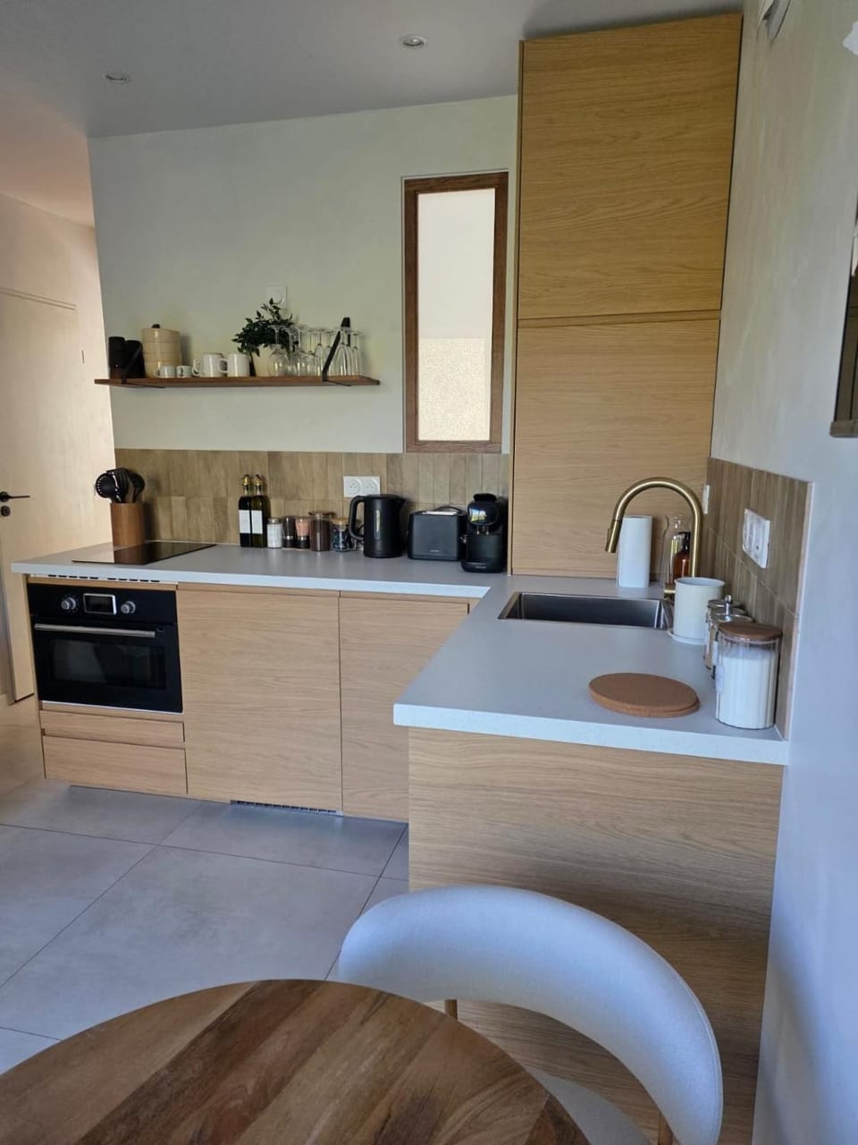 Coffee/tea facilities, Kitchen or kitchenette, Dining area, stove, toaster