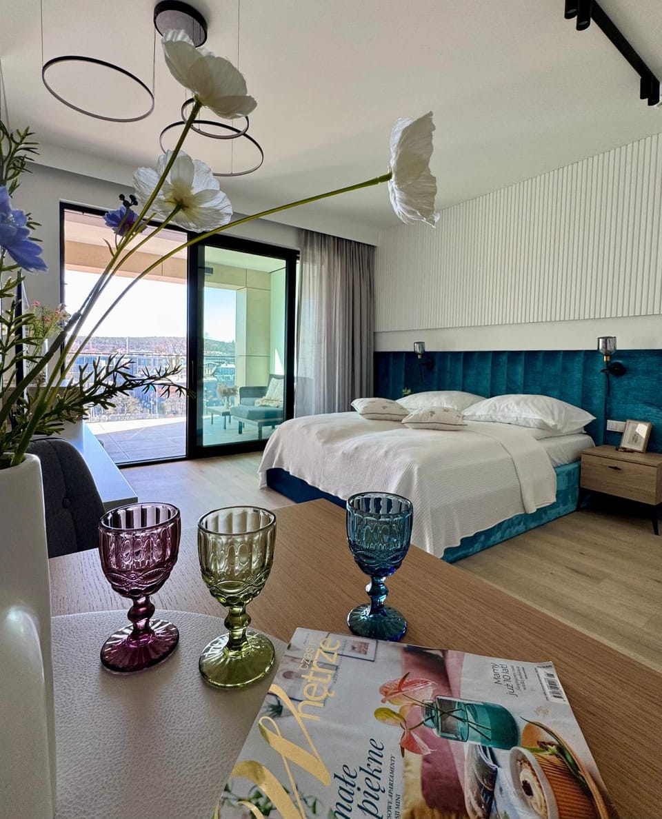 Bed, View (from property/room), Living room, Photo of the whole room, Decorative detail, Seating area, Bedroom, City view, Location